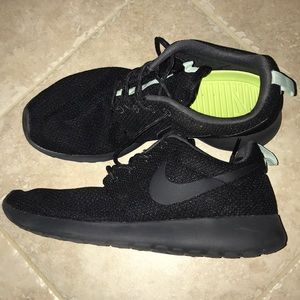 Black Nike Roshe